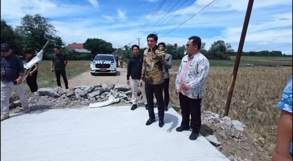 Bupati Lucky Hakim kunjungi proyek pengecoran jalan penghubung Desa Situraja - Kiarakurung Kecamatan Gantar.